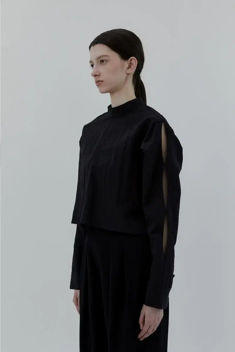 트리밍버드 bar-tack slit blouse black